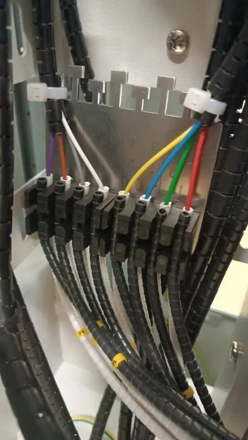 Glasfaser-Rangierung im Verteilerschrank während der Montage