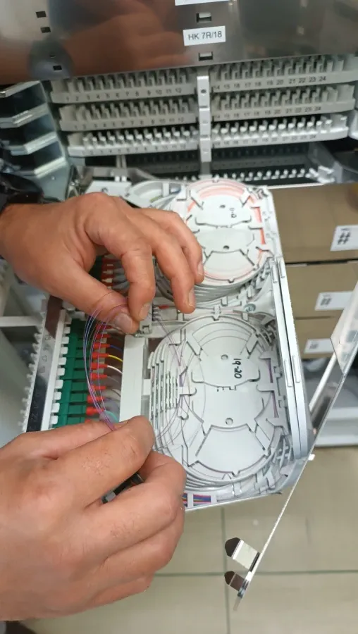 Glasfaser-Spleißkassette während der Montage in einem Verteilerschrank
