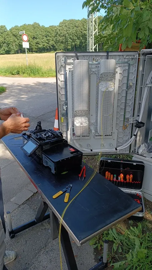 Monteur der DK Hoch- & Tiefbau GmbH beim Glasfaser-Spleißen vor Ort am mobilen Spleißplatz